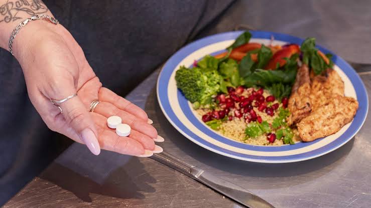 Empty Stomach or Full Meal? A Simple Guide to Taking Medicine the Right Way